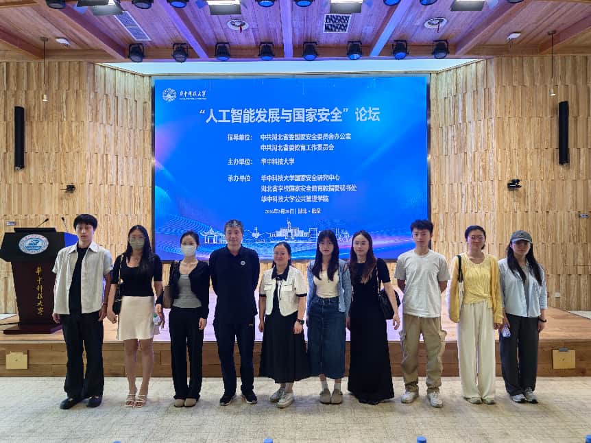 师生一行合影
