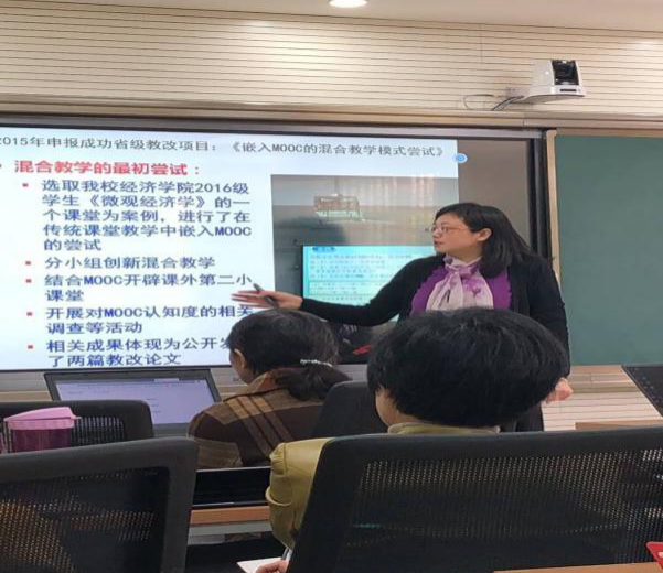(右图为程蹊老师与教师们分享混合教学的经验) (右图为程蹊老师与教师们分享混合教学的经验)