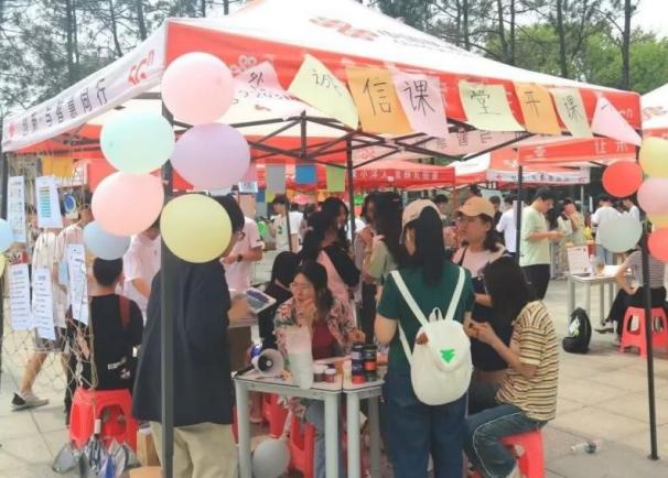 “勤助梦 工解困”勤工体验营活动照片