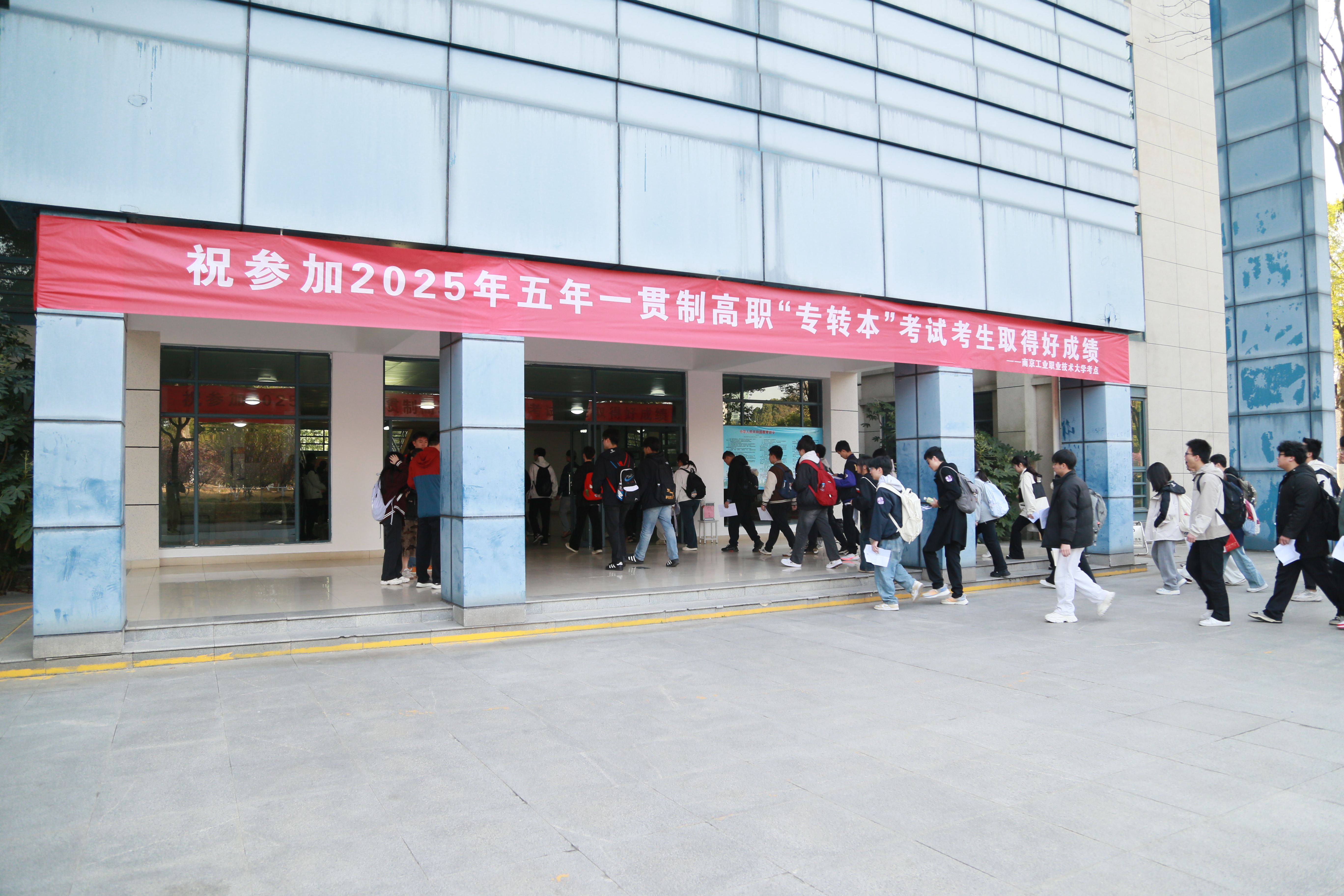 3.考生进入考场场景.jpg