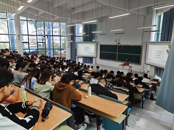 新生校纪校规讲座1.jpg