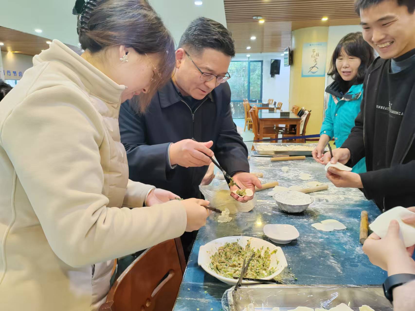 包饺子.jpg 包饺子.jpg